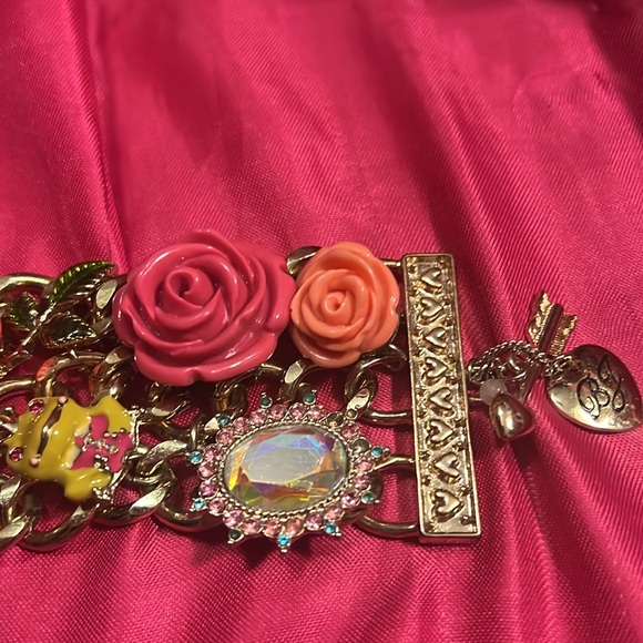 Betsey Johnson Rose Garden Collection chunky toggle Bracelet - Picture 2 of 7